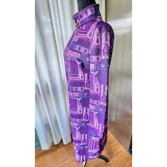 Vintage 70s dress, purple pink MOD pattern, convertible collar, knee-length long - Picture 3 of 9